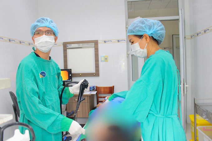 Ê-kíp phẫu thuật nội soi gắp dị vật cho bệnh nhi (Ảnh: BVCC)
