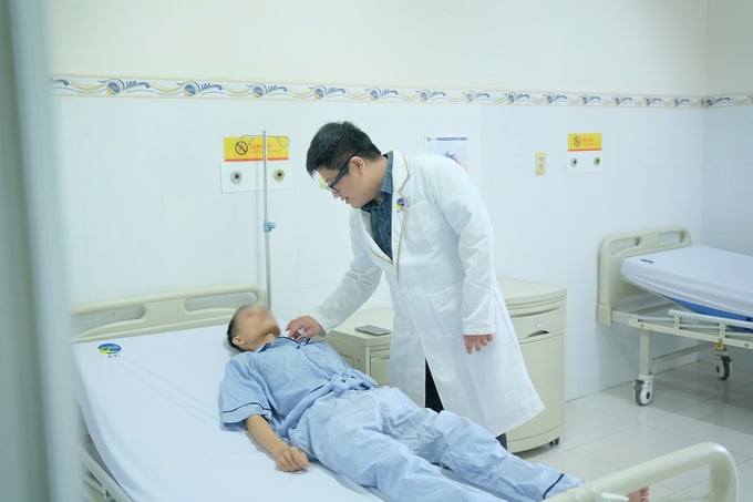 Bác sĩ thăm khám cho bệnh nhân (Ảnh: BVCC)