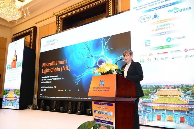 Báo cáo viên ngước ngoài trình bày tại hội nghị