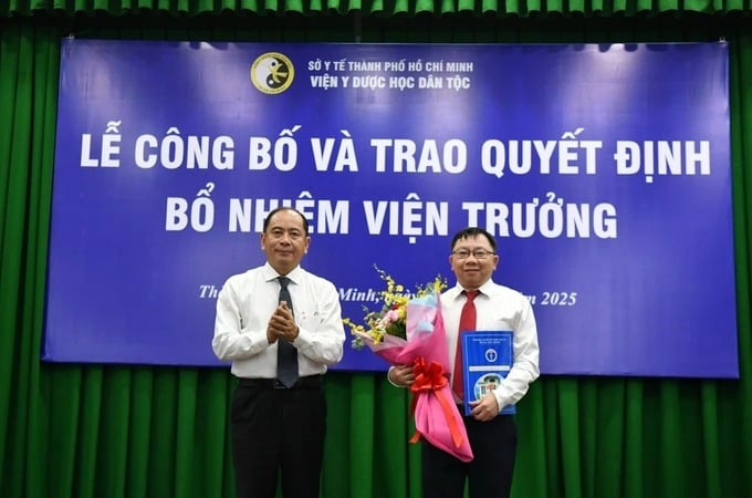 PGS.TS.BS Tăng Chí Thượng trao quyết định bổ nhiệm cho BS Hồ Văn Hân (Ảnh: YDHDT)