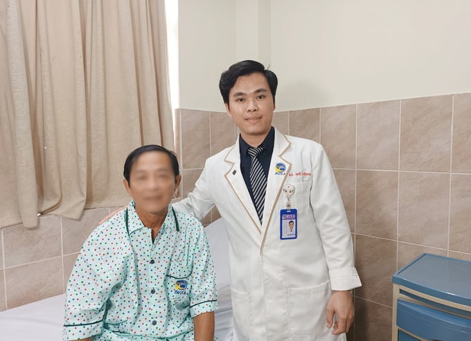 Sau mổ 4 ngày, ông N. đã có thể đi lại vững vàng, không còn đau nhức (Ảnh: BVCC)