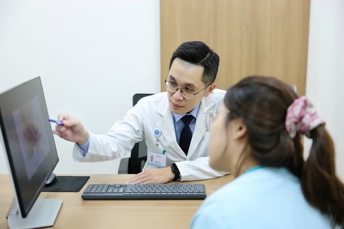 Bác sĩ thăm khám, tư vấn cho bệnh nhân (Ảnh: BVCC)