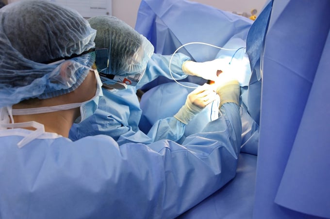 Ứng dụng công nghệ laser trong điều trị trĩ (Ảnh: BVCC)
