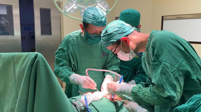 Ê-kíp phẫu thuật cắt bỏ thùy gan trái xơ teo và lấy sỏi cho bệnh nhân (Ảnh: BVCC)
