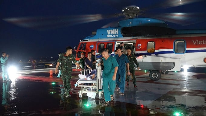 Ngư dân nguy kịch được vận chuyển đường không về đất liền phẫu thuật kịp thời (Ảnh: BVCC)
