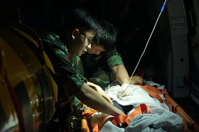 Các bác sĩ theo dõi, xử trí bệnh nhân trong suốt hành trình vận chuyển (Ảnh: BVCC)