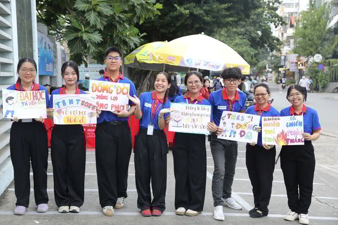 Các bạn tình nguyện hỗ trợ, cổ vũ các thí sinh tại điểm thi Trường THCS Đống Đa