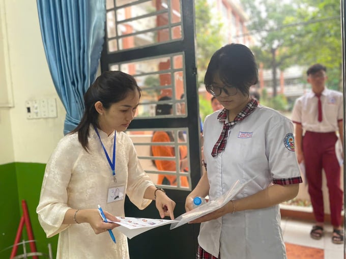 Giám thị kiểm tra lại thông tin của học sinh