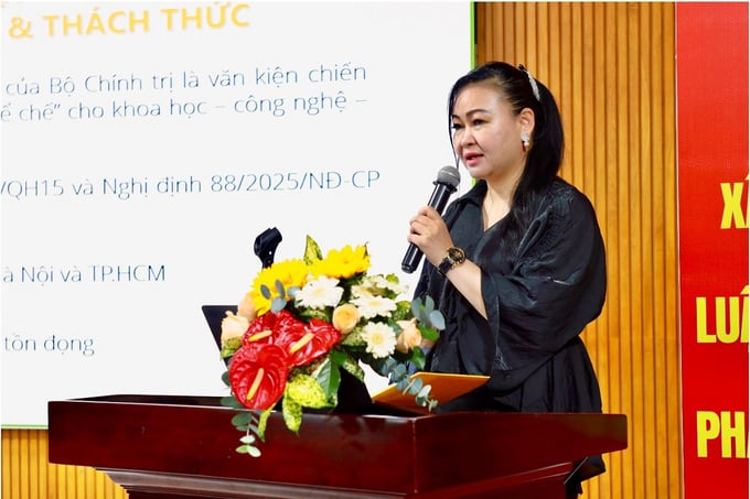 TS. Hứa Thùy Trang - Giám đốc Khối hợp tác doanh nghiệp, Công ty BK Holdings – Đại học Bách Khoa Hà Nội trình bày tham luận