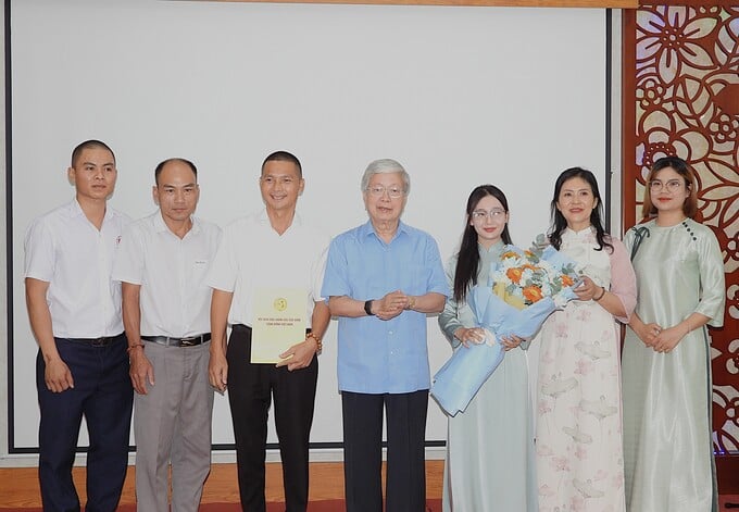 Ông Nguyễn Hồng Quân – Nguyên Ủy viên Trung ương Đảng, Nguyên Bộ trưởng Bộ Xây dựng, Chủ tịch VACHE trao quyết định thành lập VACHE tại Bình Dương