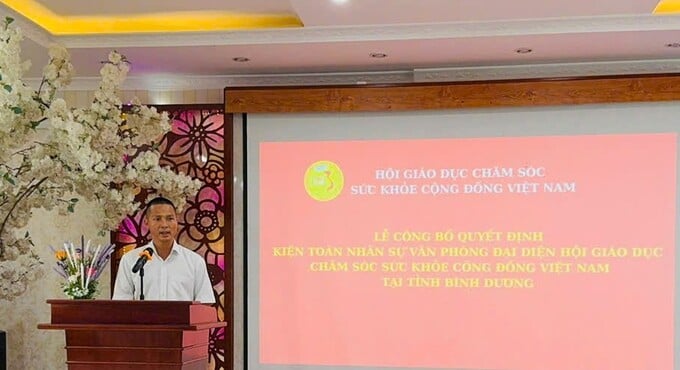 Ông Nguyễn Văn Tâm – Chủ tịch Công ty Thiết bị Thẩm mỹ – Y khoa Thiện Phúc, Trưởng Văn phòng đại diện VACHE tại Bình Dương phát biểu tại buổi lễ