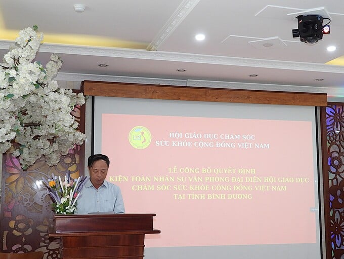 Ông Phạm Công Bổng – Chánh Văn phòng VACHE công bố Quyết định số 160/2025/QĐ-TWH về việc thành lập Văn phòng đại diện VACHE tại tỉnh Bình Dương
