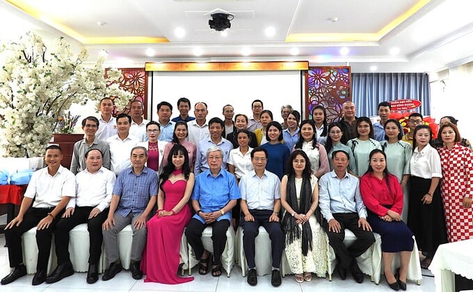 Các đại biểu chụp hình lưu niệm cùng Văn phòng đại diện VACHE tại Bình Dương
