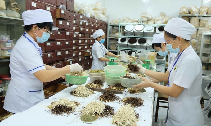 Quỹ bảo hiểm y tế thanh toán đối với thuốc dược liệu, thuốc cổ truyền, thuốc có kết hợp dược chất với các dược liệu thuộc phạm vi được hưởng của người tham gia bảo hiểm y tế