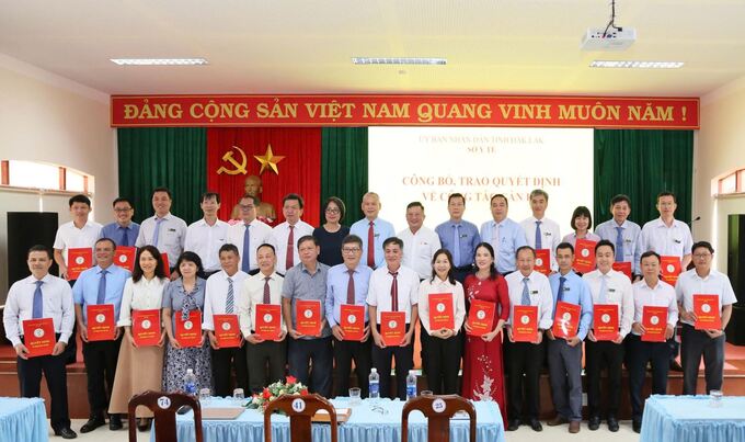 Các trưởng, phó phòng được trao quyết định chụp hình cùng Ban lãnh đạo Sở Y tế