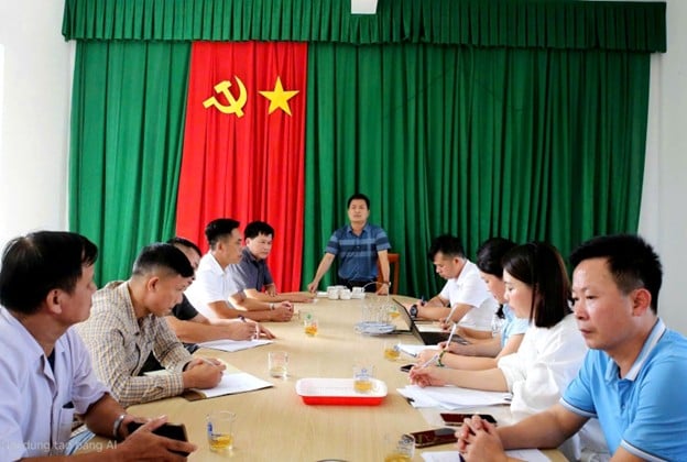 Lãnh đạo CDC và phòng chuyên môn làm việc với chính quyền địa phương và các đơn vị liên quan để triển khai các biện pháp phòng chống sốt rét trên địa bàn xã Thiên Cầm.