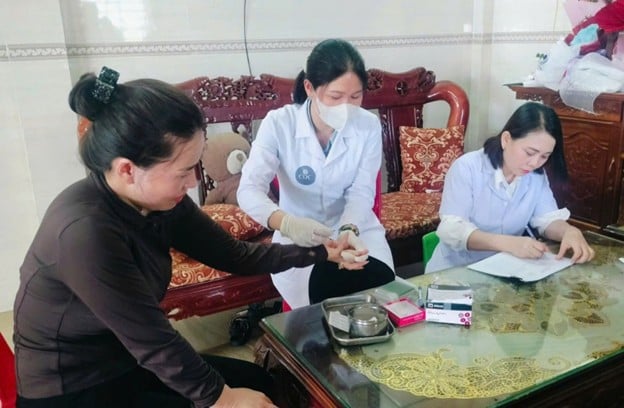 Ngành Y tế lấy máu của các thành viên trong gia đình và hộ dân khu vực liền kề để làm xét nghiệm tìm ký sinh trùng sốt rét.