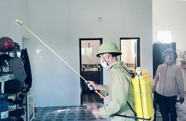 Tổ chức điều tra bắt, định loại muỗi và phun thuốc diệt muỗi tại gia đình bệnh nhân và các hộ gia đình xung quanh nơi bệnh nhân sinh sống.