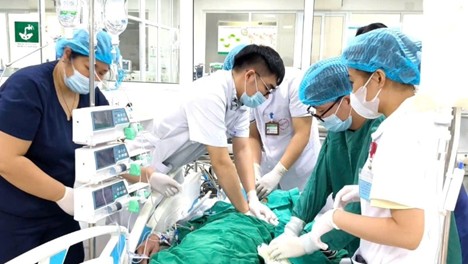 Bác sĩ ép tim ngoài lồng ngực cứu sống bệnh nhân.