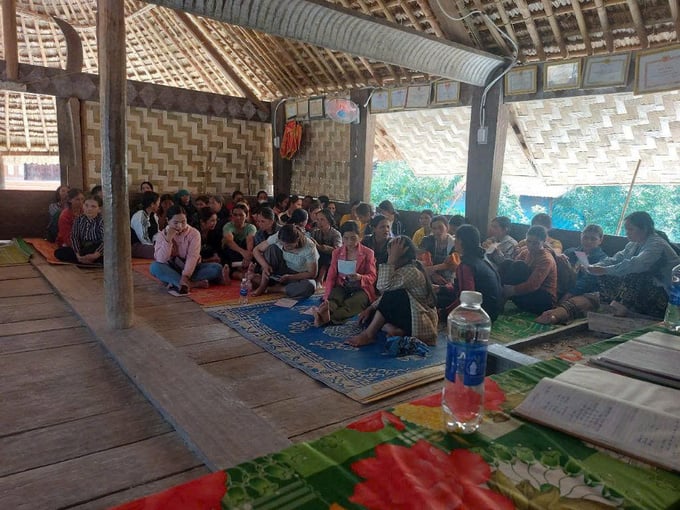 Một buổi tuyên truyền chính sách BHXH, BHYT cho bà con vùng biên
