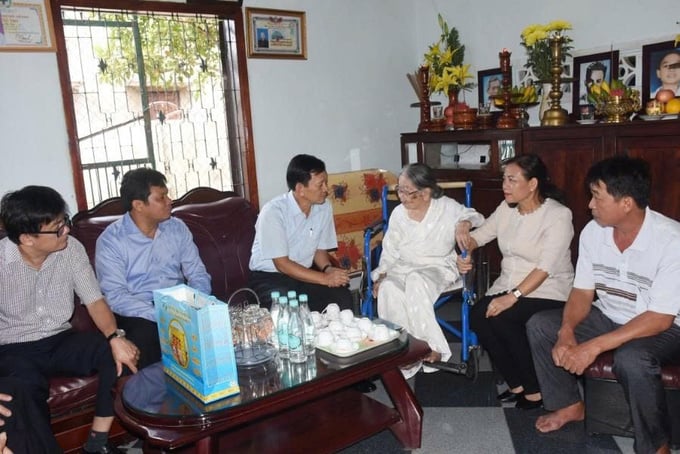 Các đồng chí lãnh đạo tỉnh, thành phố Kon Tum thăm Mẹ Việt Nam Anh hùng