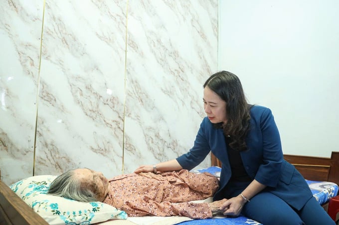 Phó Chủ tịch nước Võ Thị Ánh Xuân thăm, tặng quà Mẹ Việt Nam Anh hùng Đặng Thị Thu