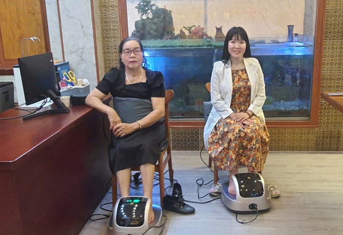 Dược sỹ Đông Y Nguyễn Thị Hoàng Anh hướng dẫn và tư vấn người dân đến khám tại chương trình