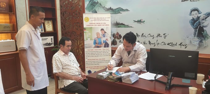 BS. CKI Nguyễn Hồng Vĩnh khám, tư vấn và kiểm tra sức mạnh cơ chân và đo tốc độ đi bộ, giúp đánh giá nguy cơ té ngã ở người cao tuổi
