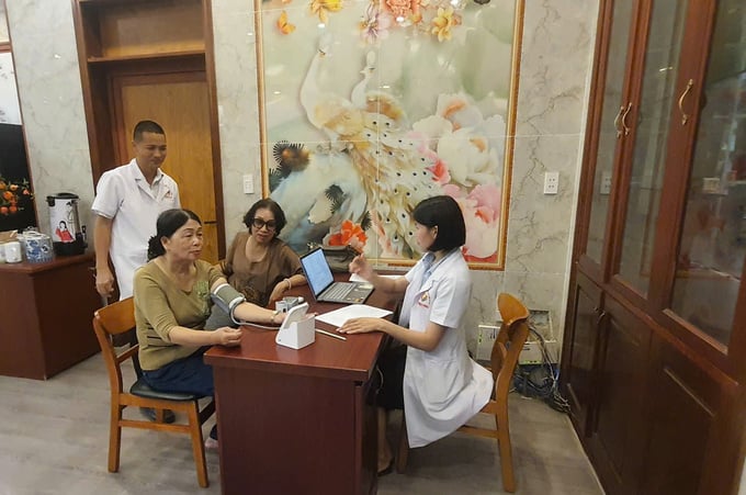 Các y, bác sĩ đo huyết áp và kiểm tra đường huyết cho người dân