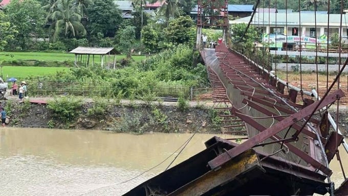 Hiện trạng cầu treo vào bản Púng Bon (Điện Biên) bị đổ sập. Ảnh: Nhân Dân