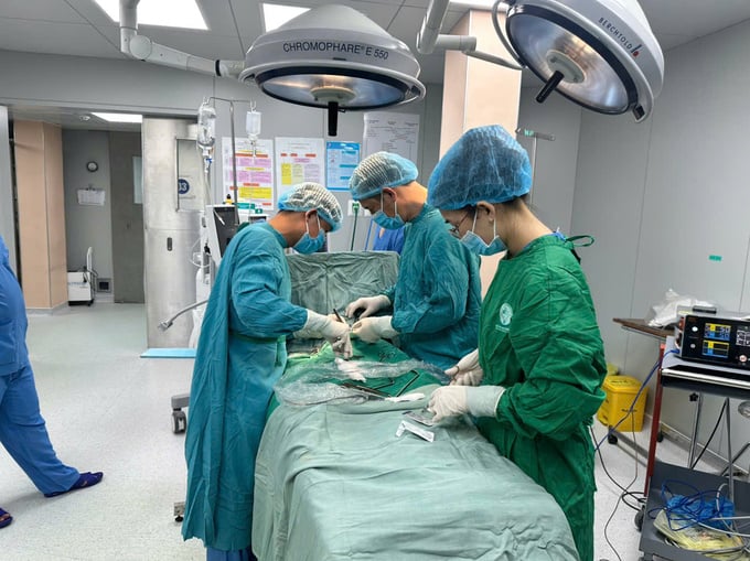 Ê-kíp bác sĩ Khoa ngoại tổng hợp của Bệnh viện Đa khoa Bình Dương phẫu thuật thành công cho bệnh nhân bị đâm thủng tim