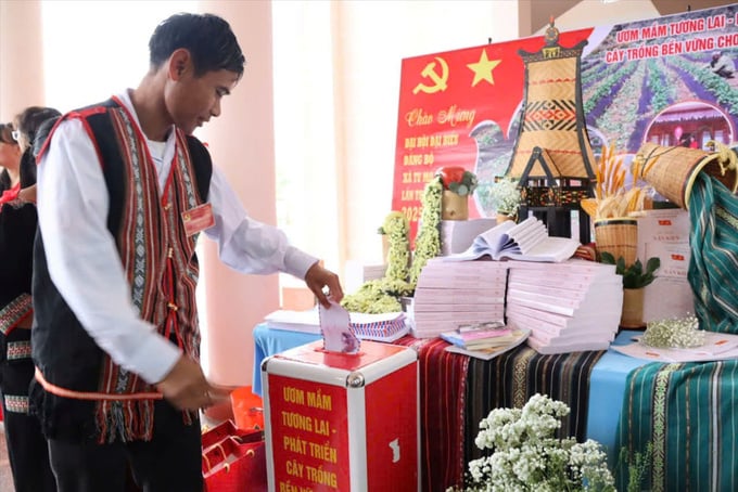 Các Đảng viên tham dự Đại hội đại biểu Đảng bộ xã Tu Mơ Rông lần thứ I, nhiệm kỳ 2025 - 2030 tham gia ủng hộ chương trình 