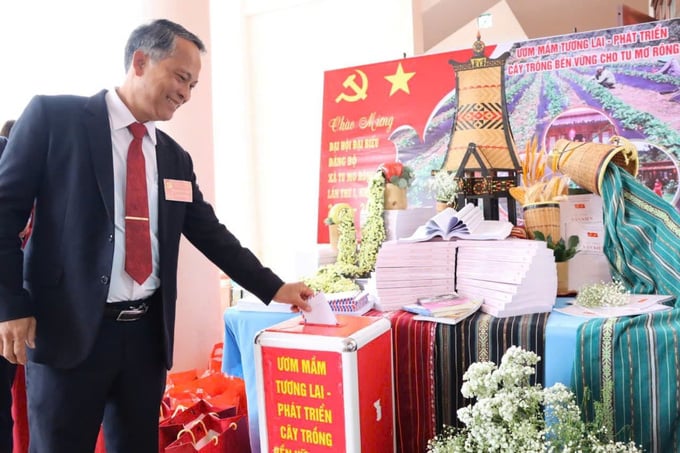 Ông Võ Trung Mạnh - Bí thư Đảng ủy xã Tu Mơ Rông quyên góp cho chương trình “Ươm mầm tương lai – Phát triển cây trồng bền vững Tu Mơ Rông”