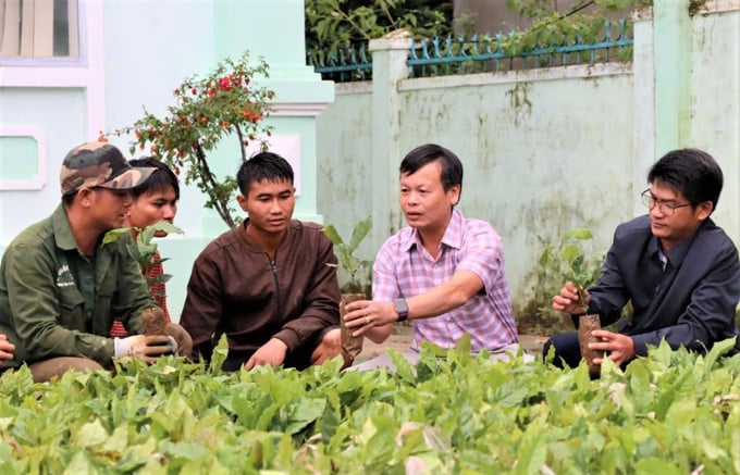 Chủ tịch UBND xã Tu Mơ Rông, ông Trần Quốc Huy nhận cây giống từ các mạnh thường quân và người dân