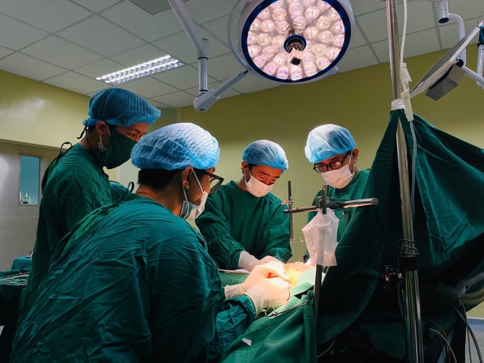 Ê kíp thực hiện ca phẫu thuật tại BVĐK tỉnh Quảng Ngãi 2