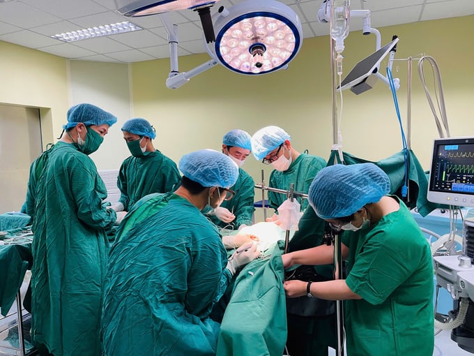 Ê kíp thực hiện ca phẫu thuật tại BVĐK tỉnh Quảng Ngãi 2