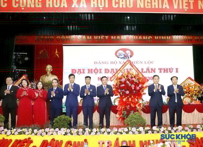 Ban Tổ chức Thành ủy Hà Nội Hà Minh Hải tặng hoa chúc mừng Đại hội Đảng bộ xã Thiên Lộc lần thứ I