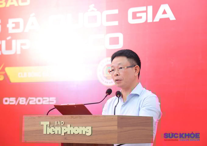 Nhà báo Phùng Công Sưởng – Tổng Biên tập Báo Tiền Phong phát biểu khai mạc buổi họp báo 