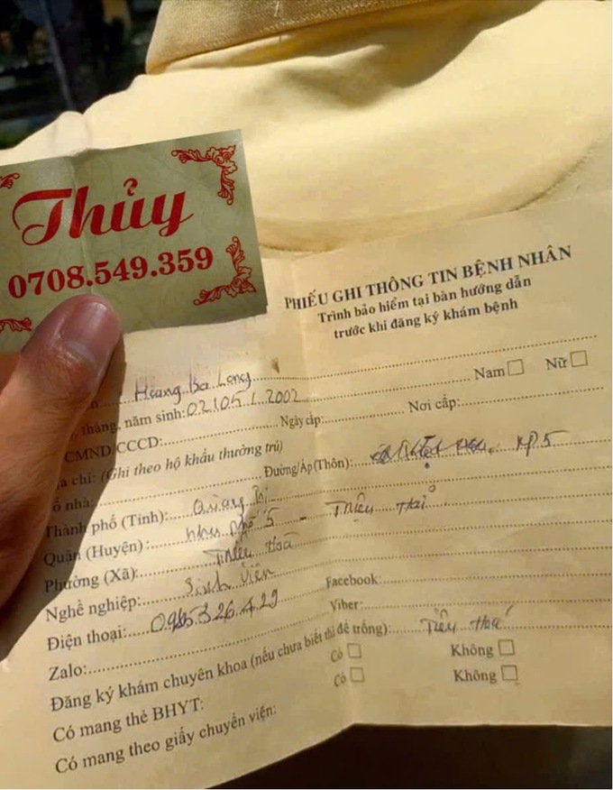 Tờ phiếu ghi thông tin cá nhân để được vào khám ưu tiên.