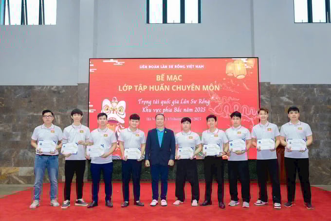 Anh Đinh Vũ Thiện ngoài cùng bên trái, tham gia lớp tập huấn tại Hà Nội