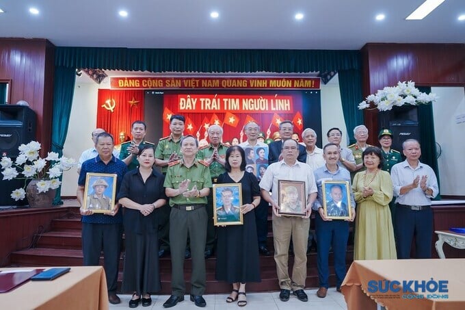 Anh hùng, Thiếu tướng Đào Trọng Hùng trao di ảnh Mãi mãi tuổi 20 cho thân nhân liệt sĩ