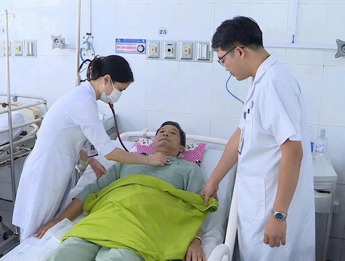TS.BS Hà Thị Bích Vân và ThS.BS Trần Ngọc Anh kiểm tra sức khỏe cho người bệnh