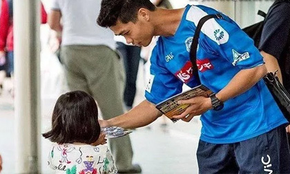 Công Phượng: Từ ngôi sao triệu người mê tới chàng trai phát tờ rơi ở ga tàu điện