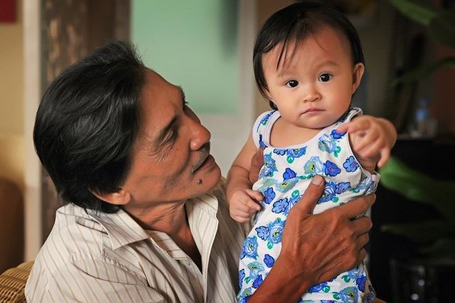 xot xa canh thuong tin vat va di dong phim lay tien nuoi con tho hinh anh 2