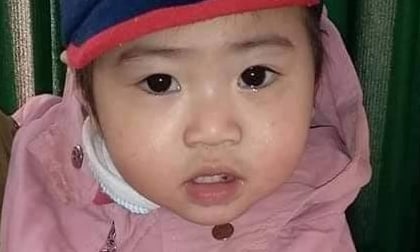 Bé gái hơn 1 tuổi bị bỏ rơi lúc rạng sáng ở sân nhà dân kèm lá thư ký tên ‘người mẹ không tốt’