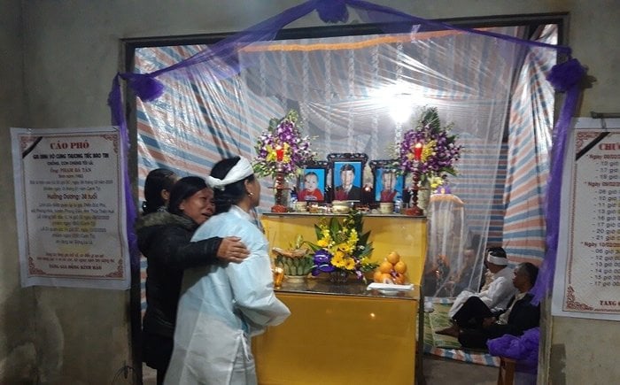 Không khí tang thương bao trùm căn nhà nhỏ gia đình có 3 nạn nhân tử vong trong vụ cháy. Ảnh: báo Giao Thông