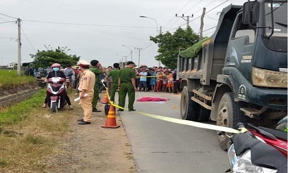 Chơi một mình, bé 3 tuổi chạy ra giữa đường bị xe tải tông tử vong