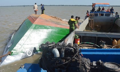 Hai đứa trẻ mất tích trong vụ lật sà lan trên sông Hậu