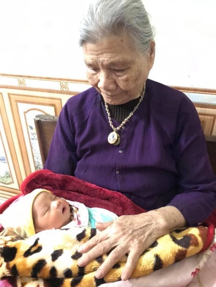 Cháu bé hiện đang được chăm sóc.