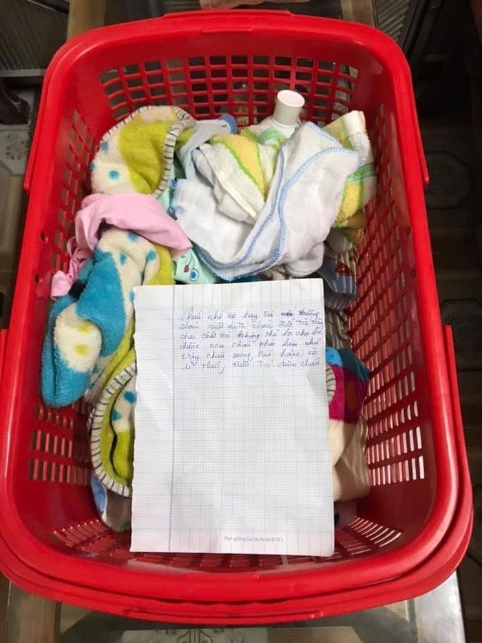 Đồ dùng cá nhân kèm lá thư để lại.